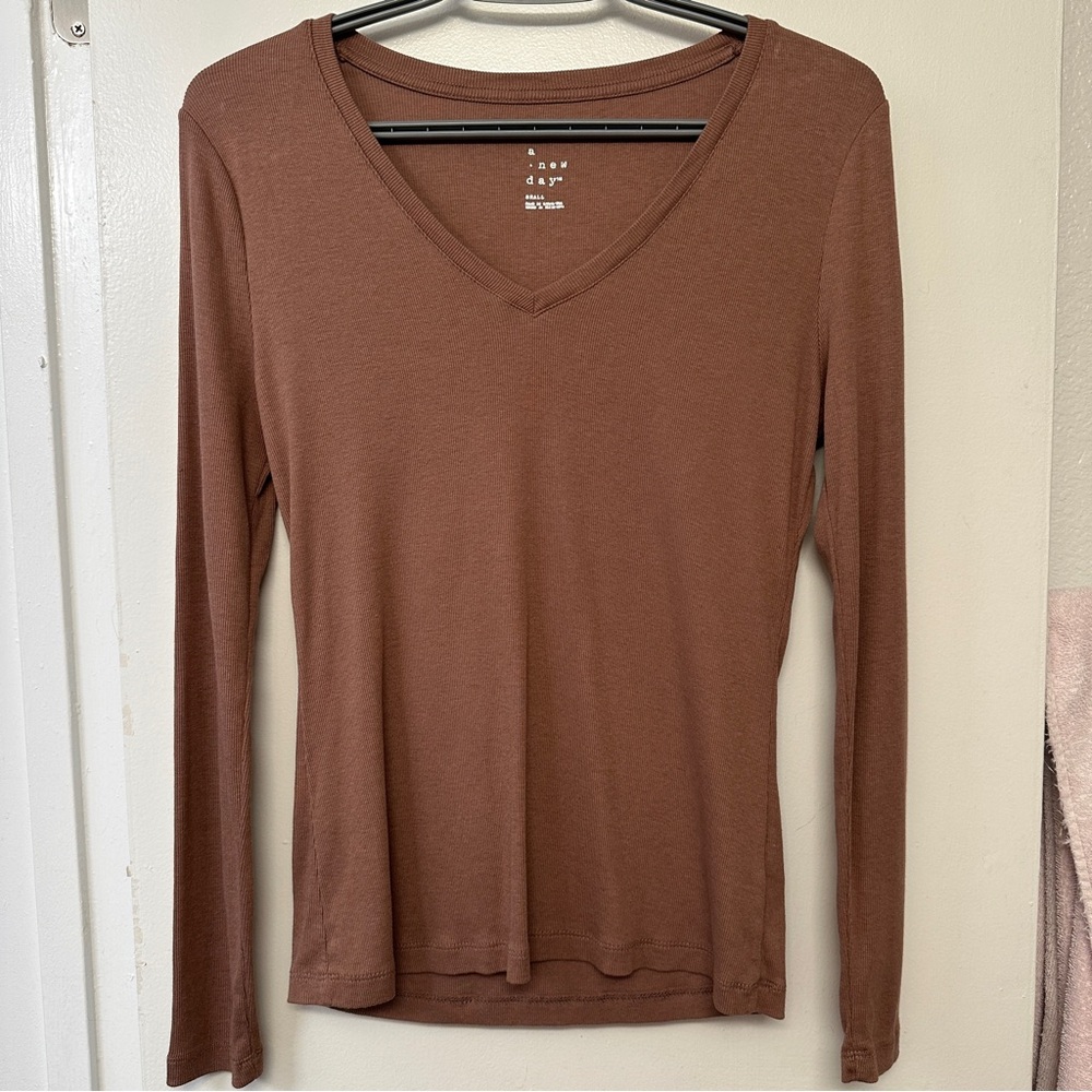 🤎 Women's Tan V-Neck Long Sleeve Top - Small